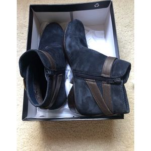 Naturalizer boot in Navy